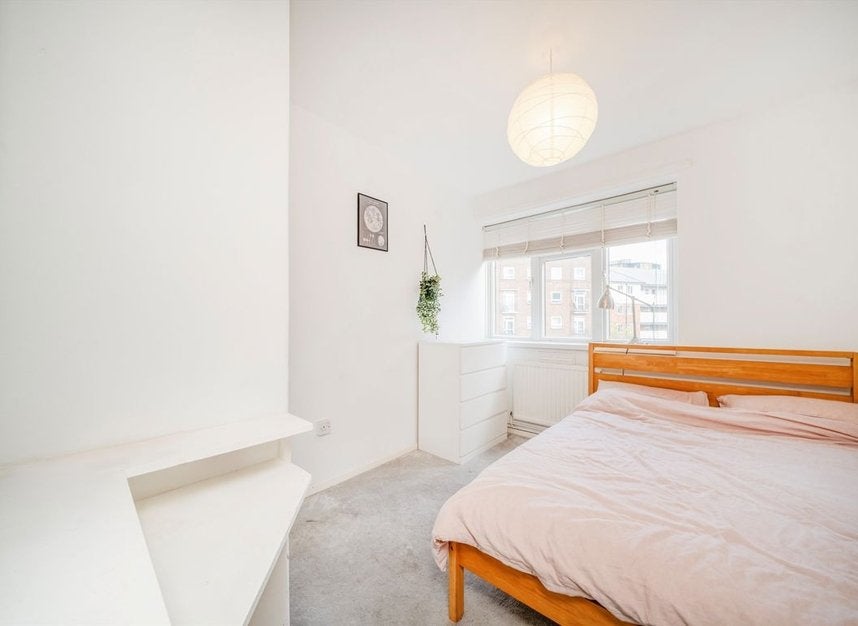 Flat Goldsmiths' Row in Greater London