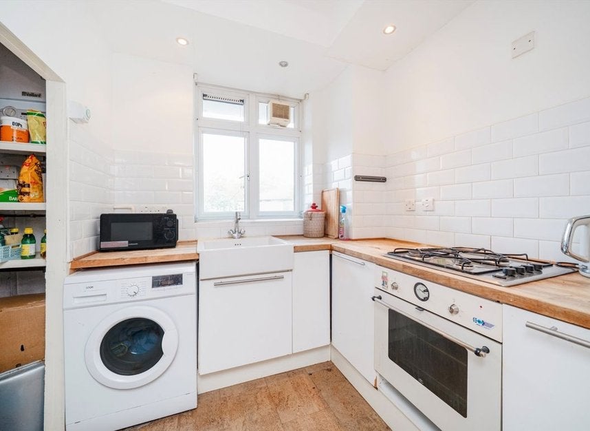 Flat Goldsmiths' Row in Greater London