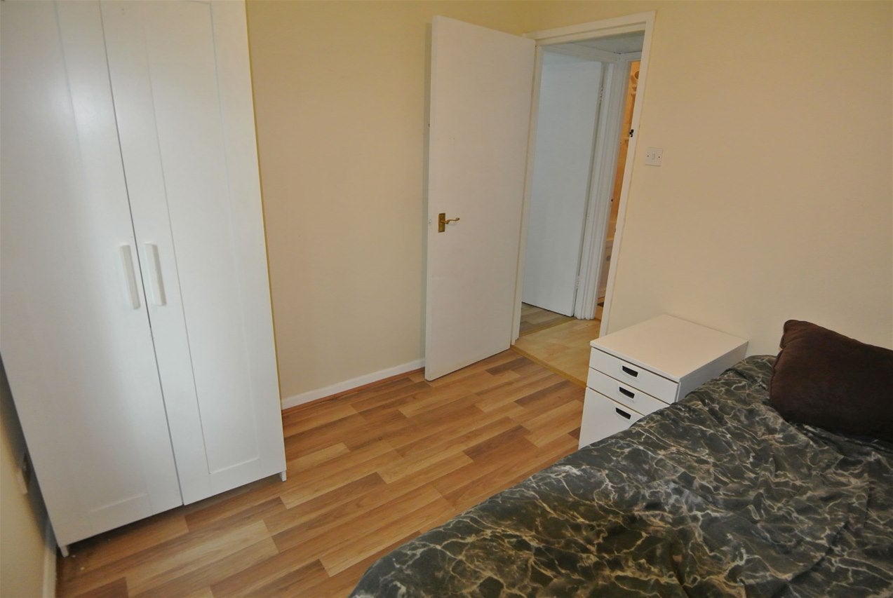 Flat Malyons Road in Greater London
