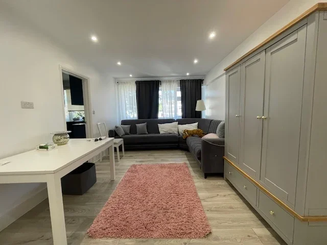 Flat Kenton Road in Greater London