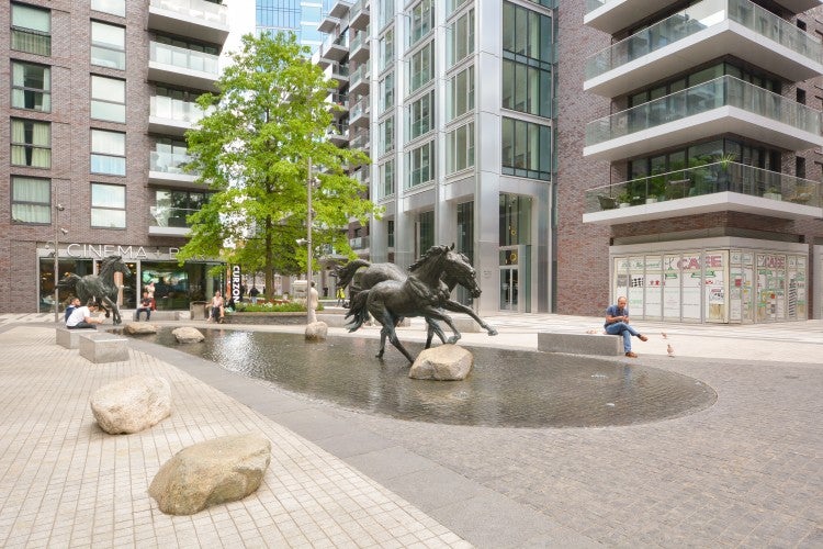 Flat Piazza Walk in Greater London