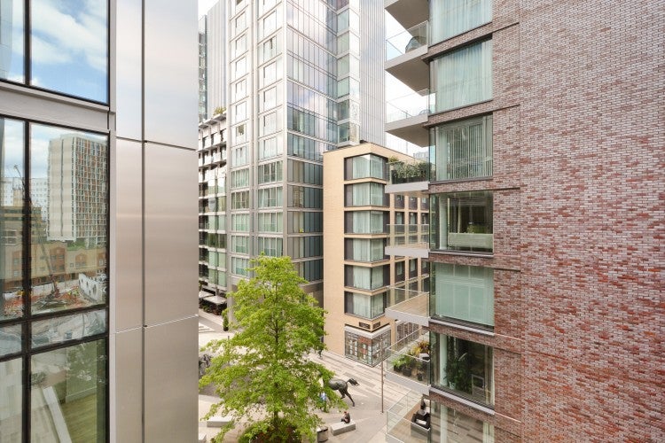 Flat Piazza Walk in Greater London