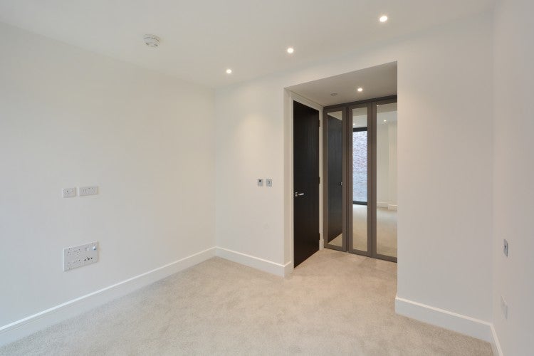 Flat Piazza Walk in Greater London