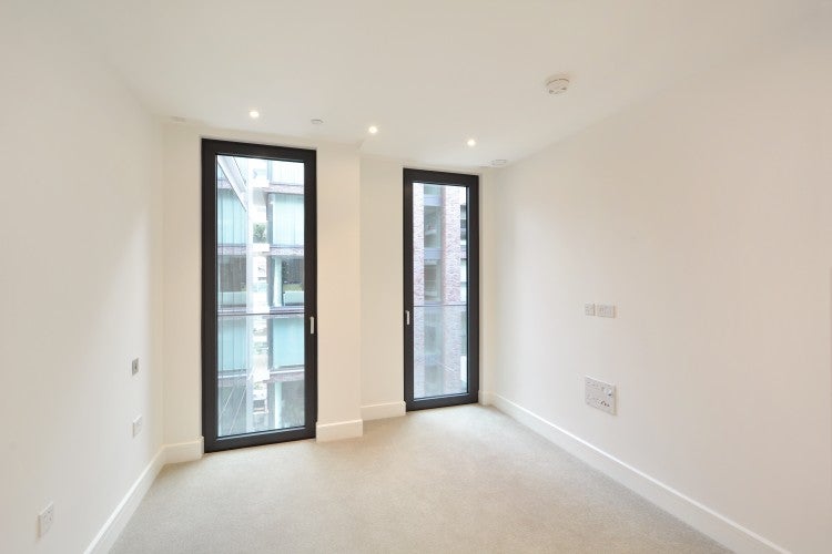 Flat Piazza Walk in Greater London
