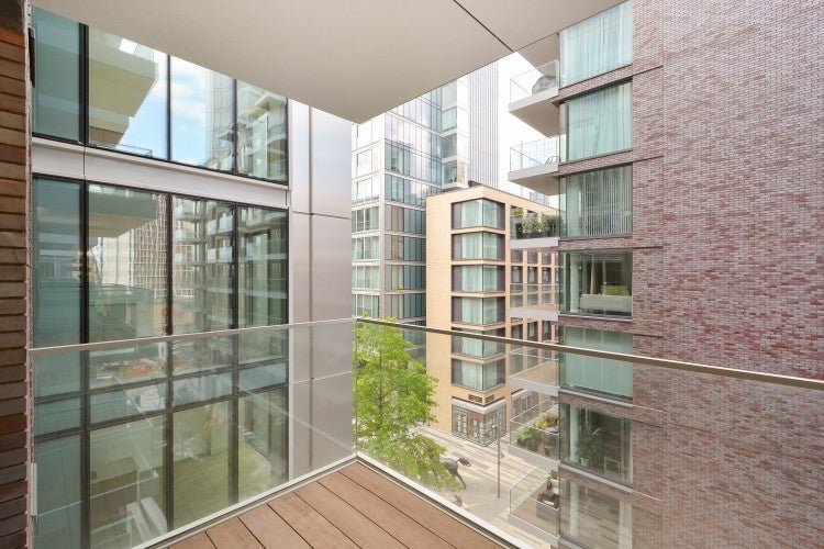 Flat Piazza Walk in Greater London