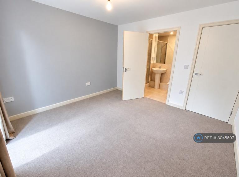 Flat Alcock Crescent in Greater London