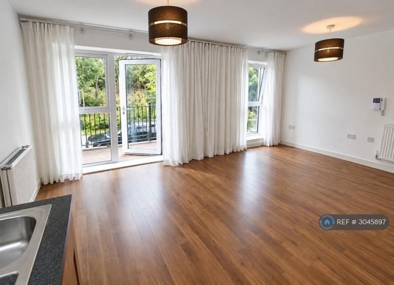Flat Alcock Crescent in Greater London
