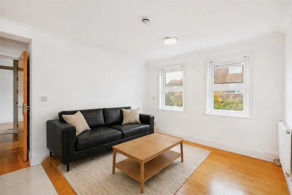 Flat Loveday Road in Greater London