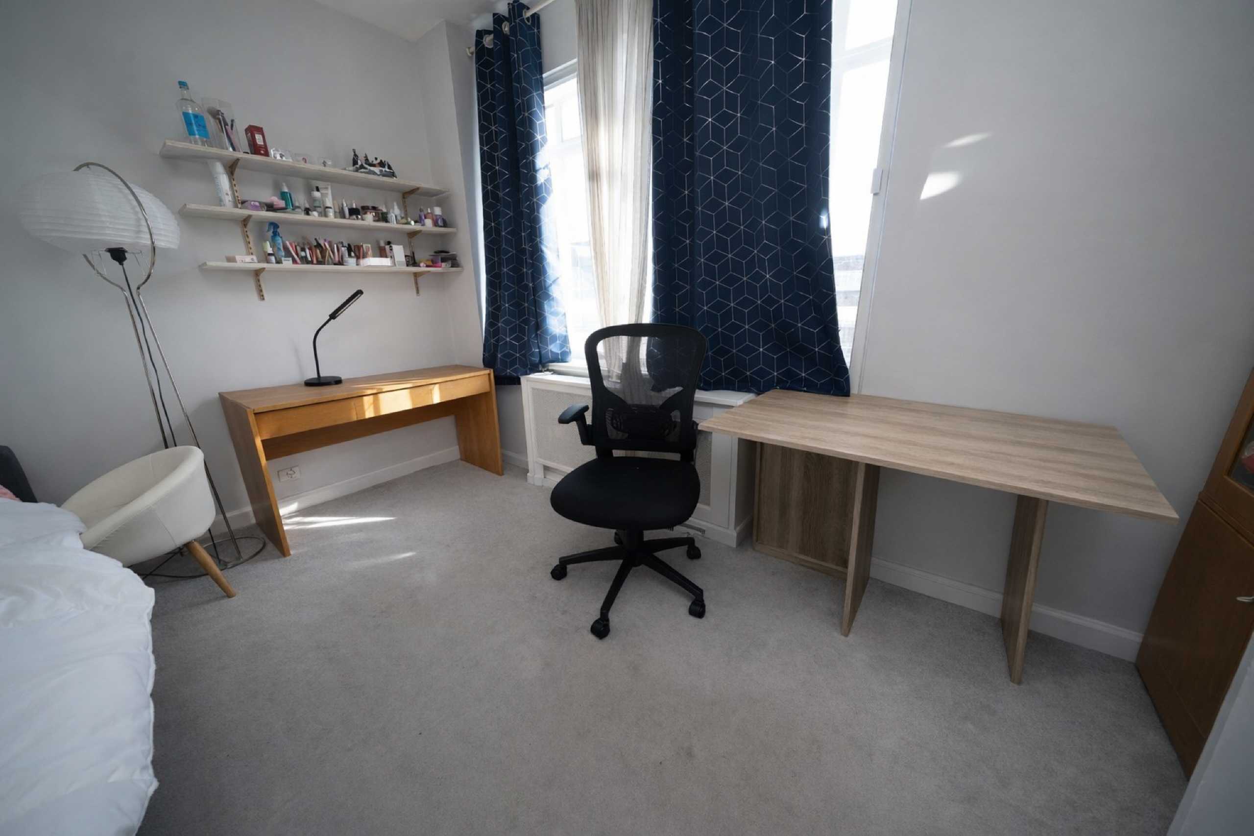 Flat Queen's Yard in Greater London