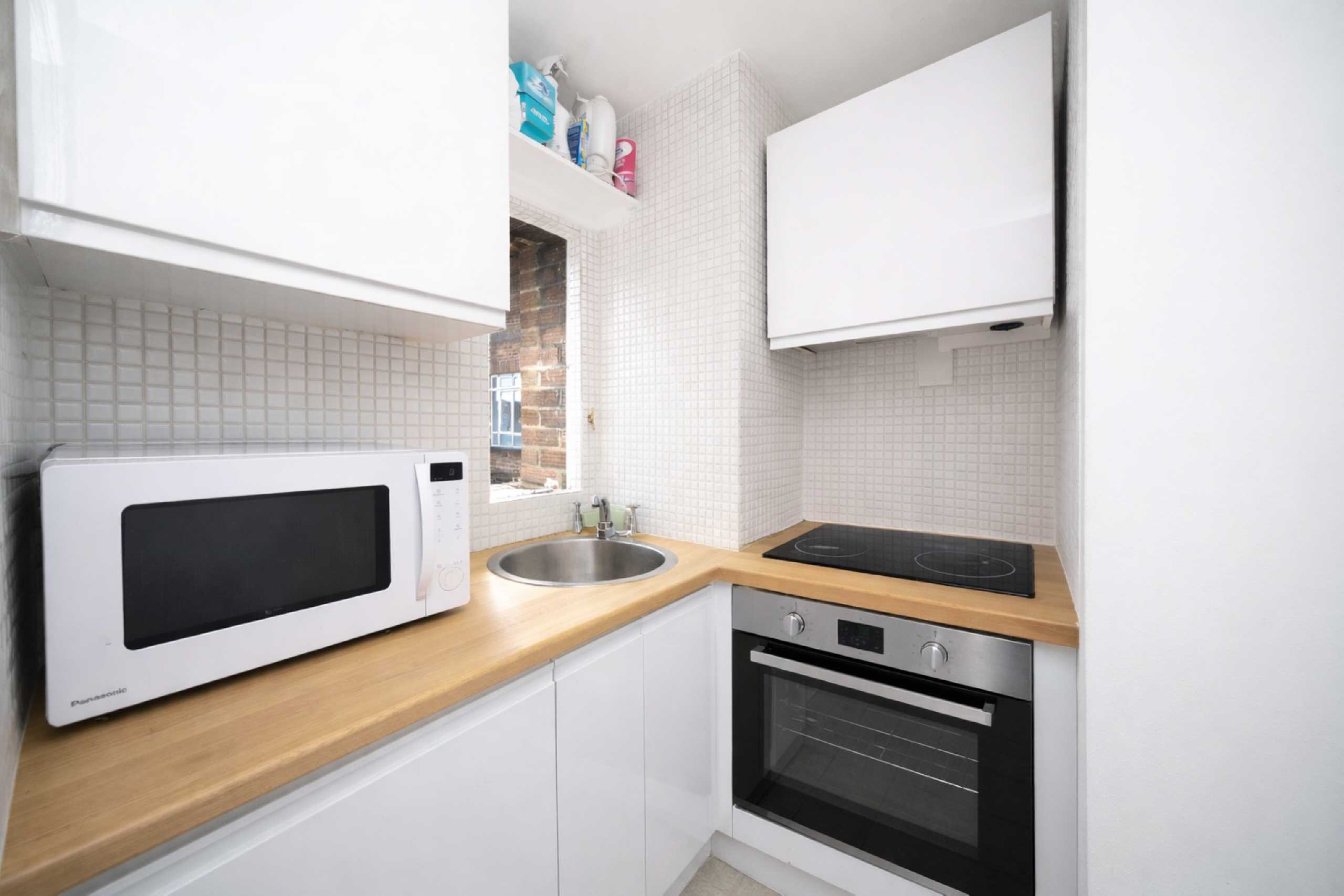 Flat Queen's Yard in Greater London