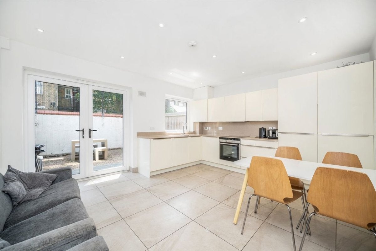 House Barnfield Place in Greater London