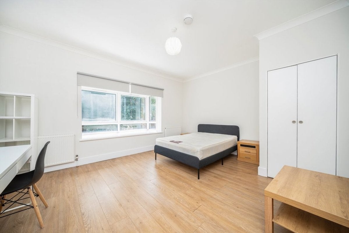 House Barnfield Place in Greater London