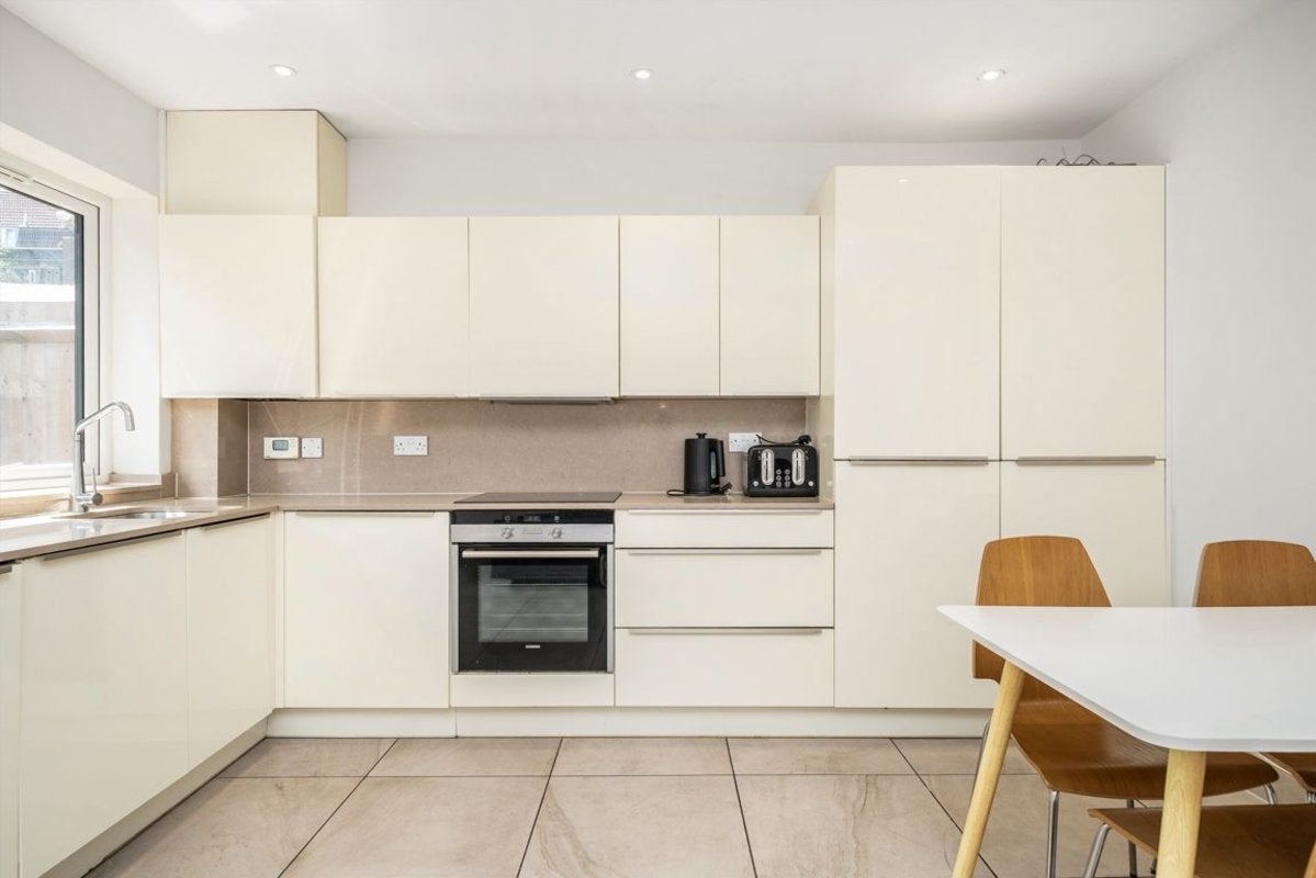 House Barnfield Place in Greater London