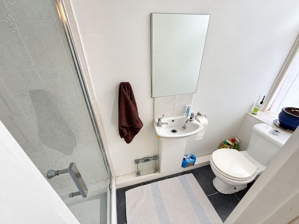 Flat Coldharbour Road in Bristol
