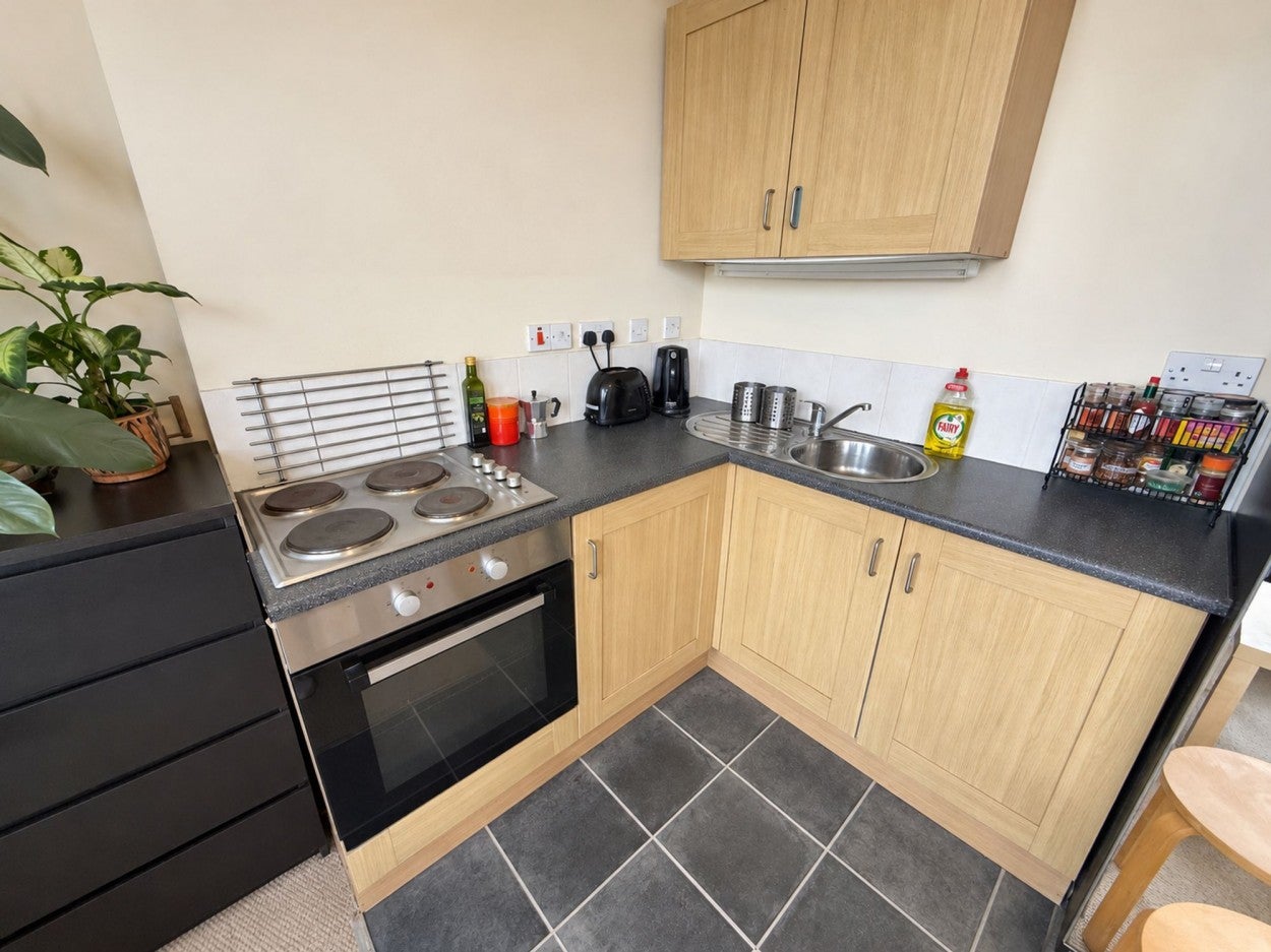 Flat Coldharbour Road in Bristol
