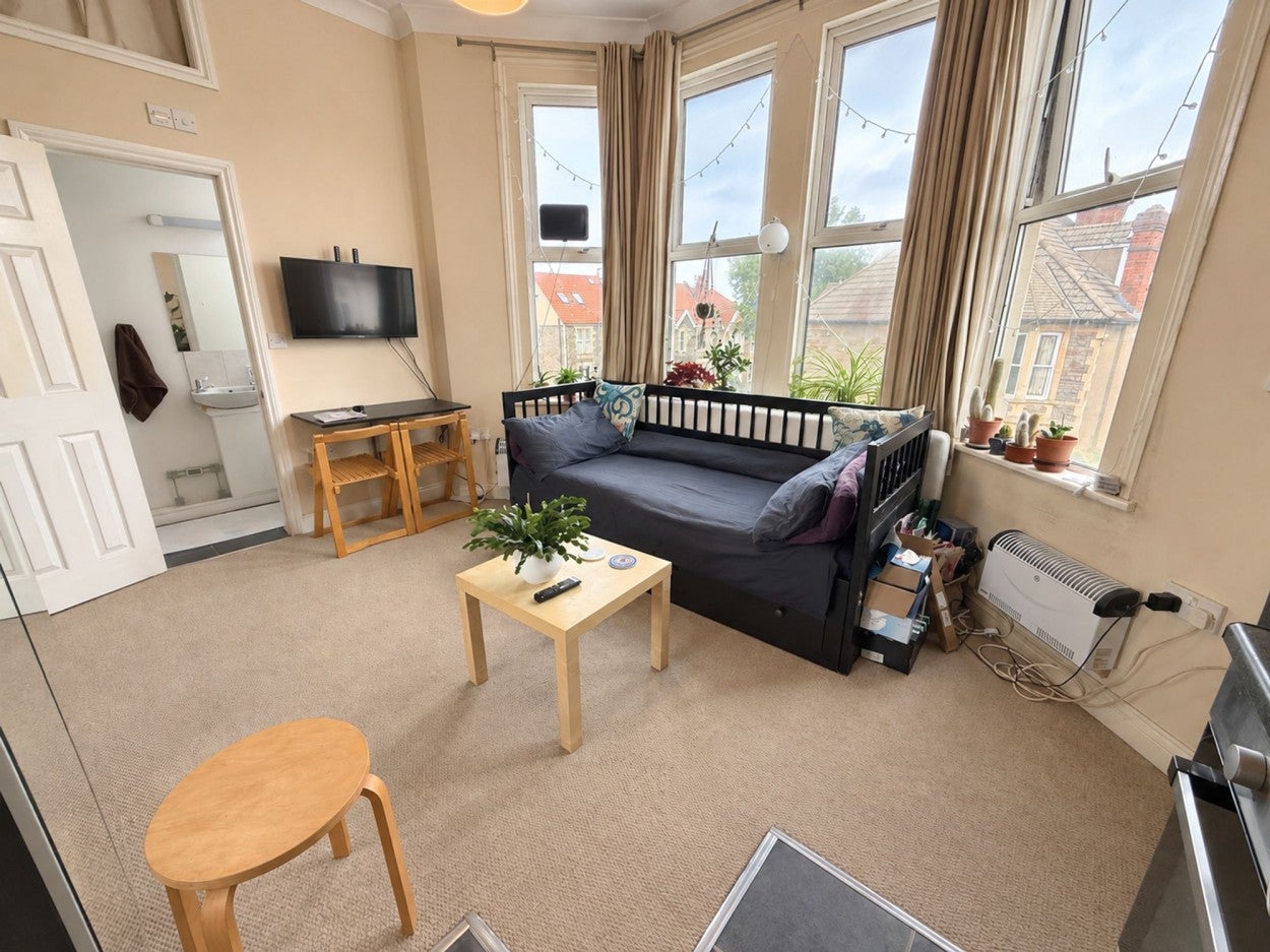 Flat Coldharbour Road in Bristol