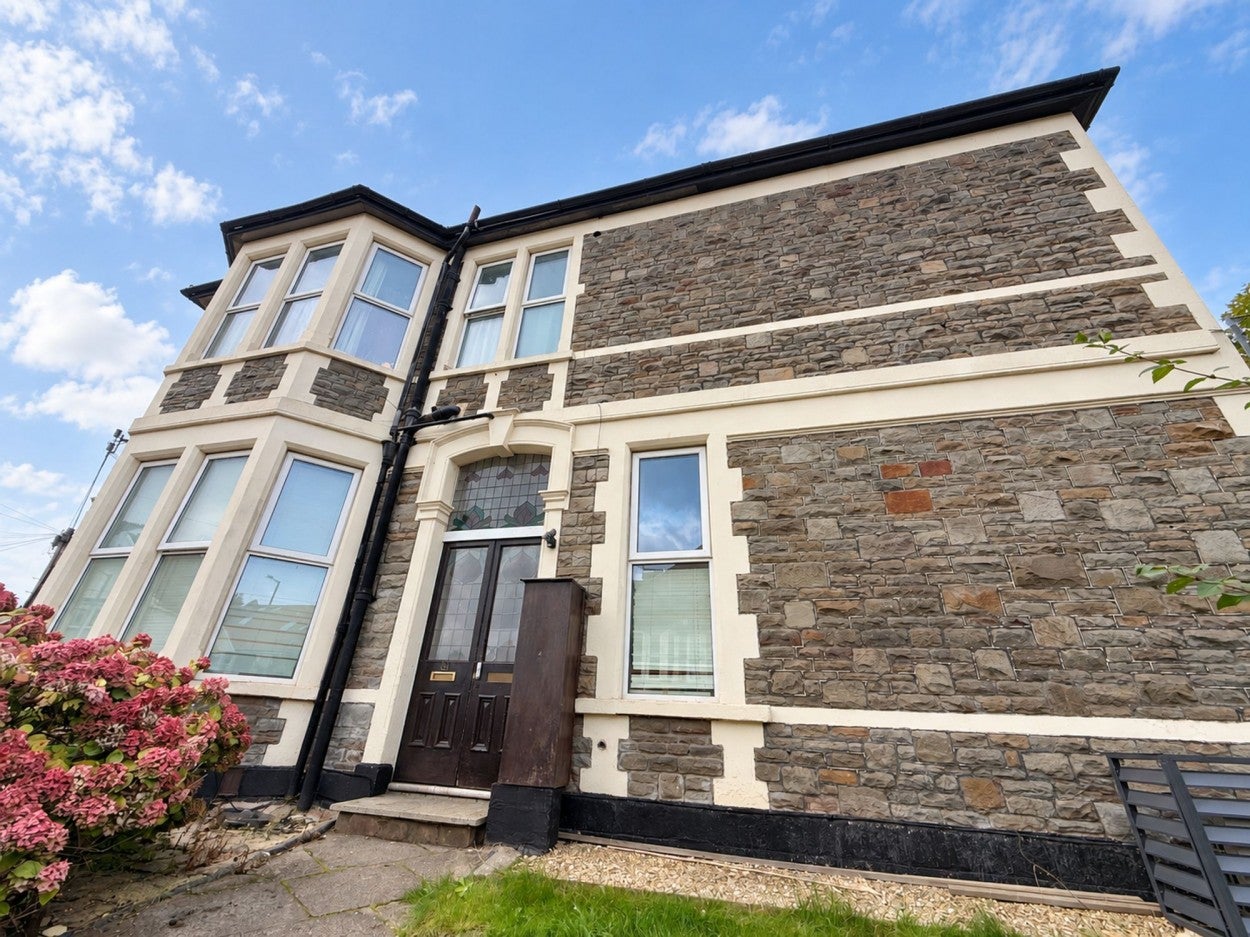 Flat Coldharbour Road in Bristol