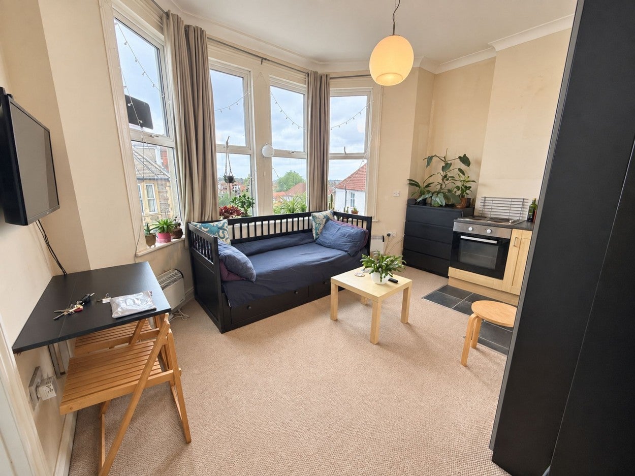 Flat Coldharbour Road in Bristol