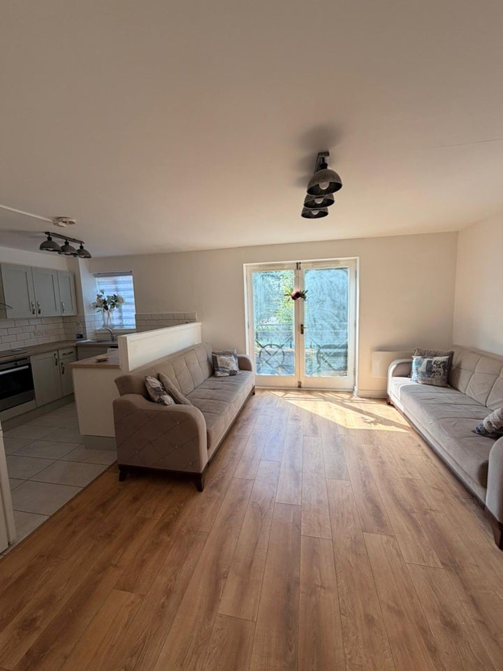 Flat Manton Road in Greater London