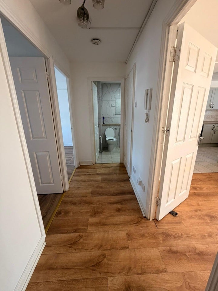 Flat Manton Road in Greater London