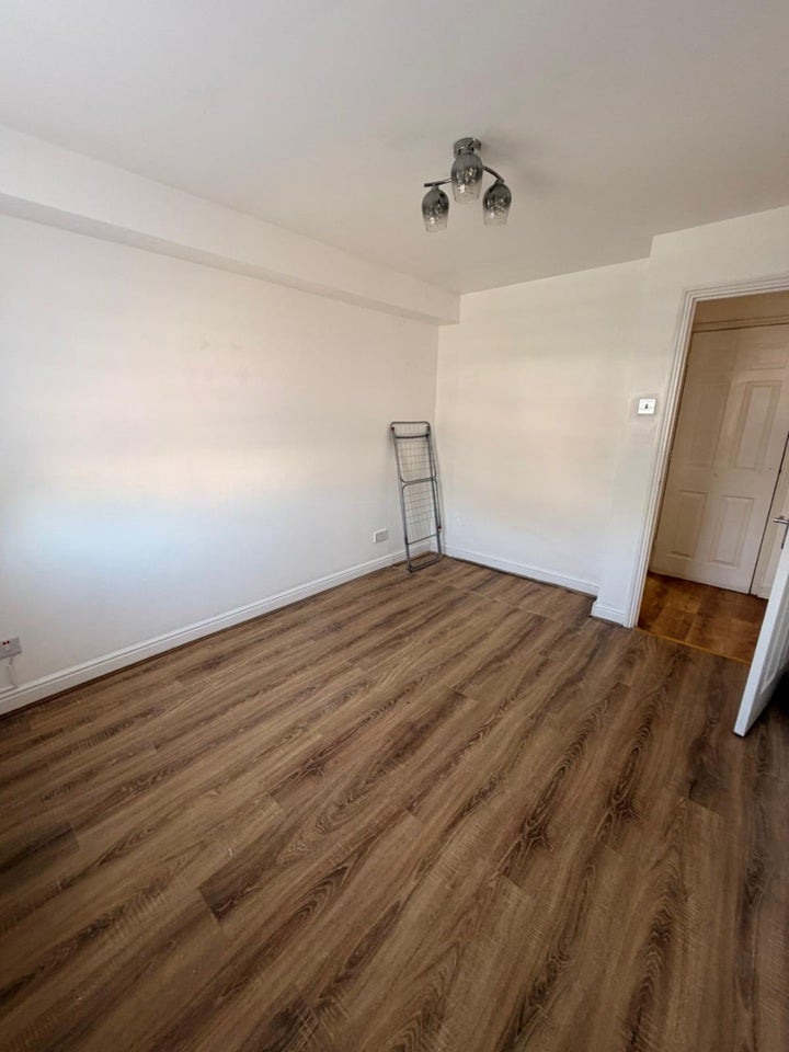 Flat Manton Road in Greater London