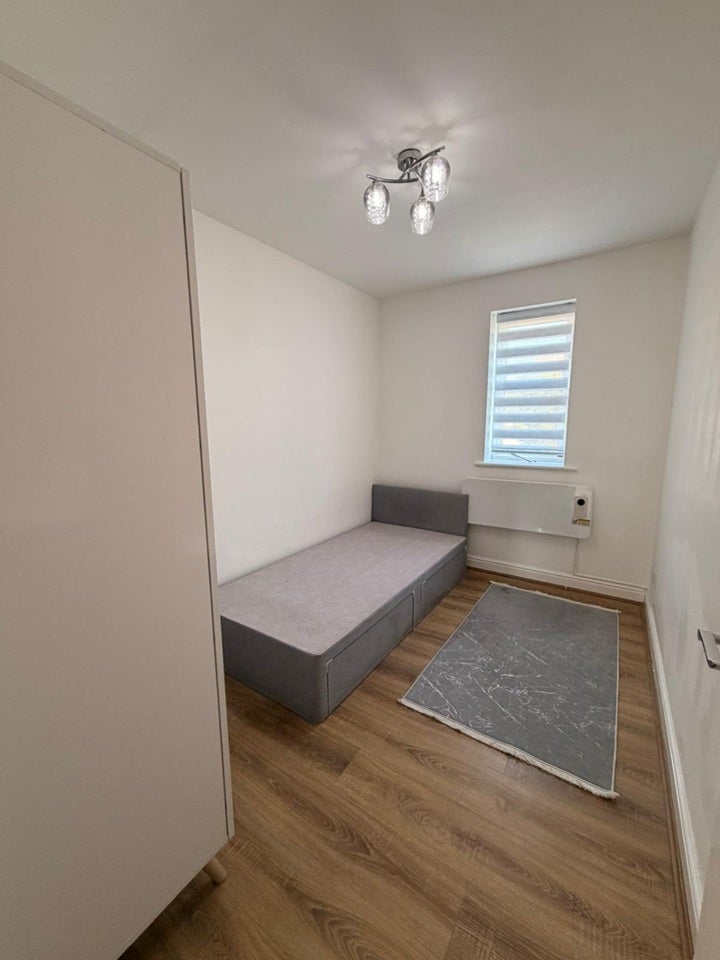 Flat Manton Road in Greater London
