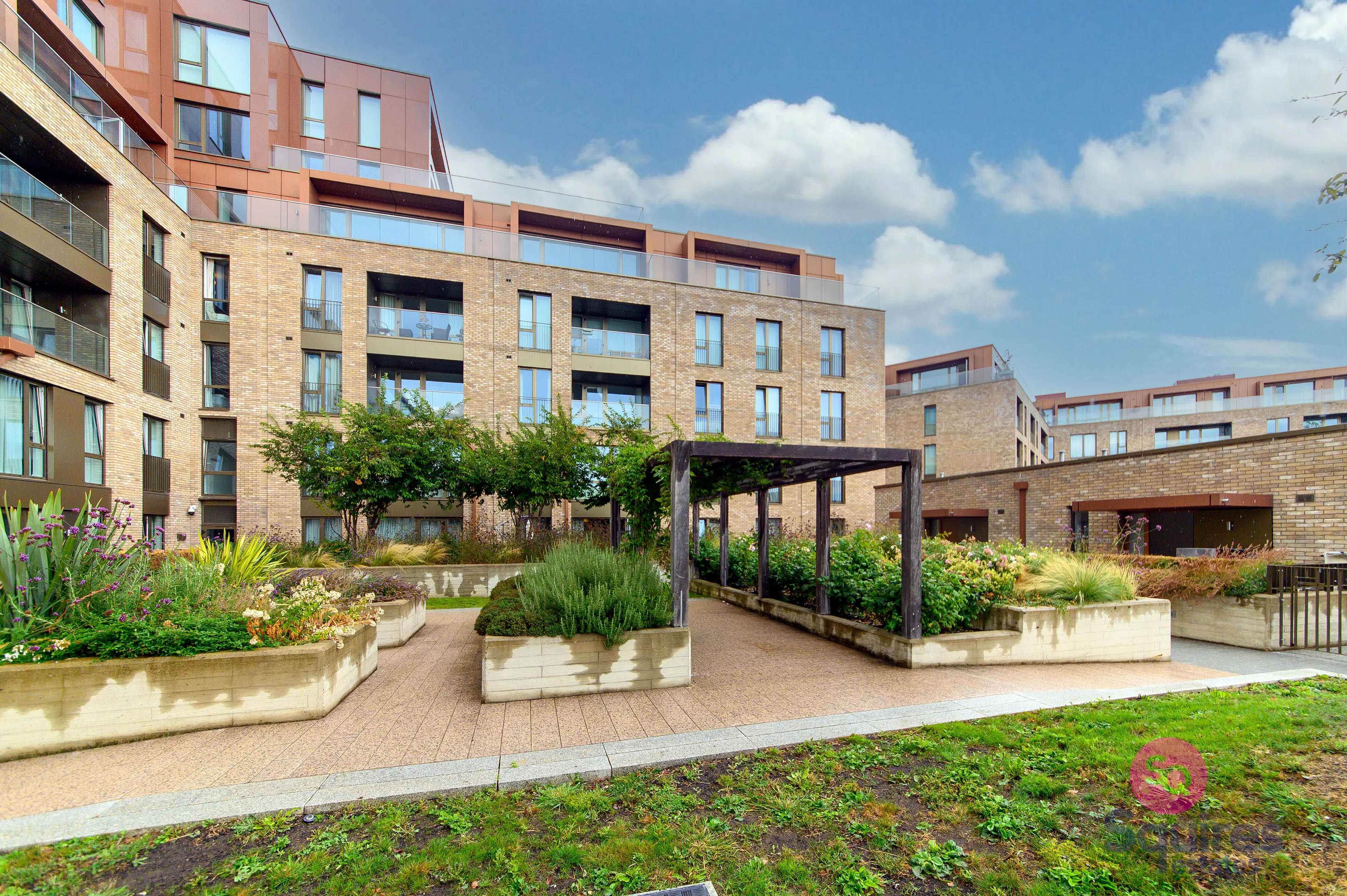 Flat Inglis Way in Greater London