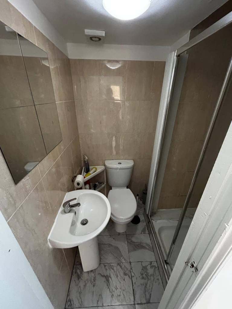 Flat Eynham Road in Greater London