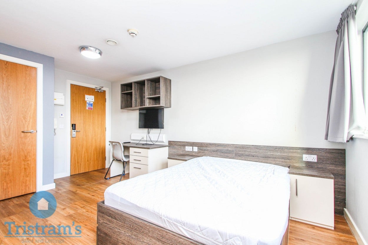 Room Castle Road in Nottingham