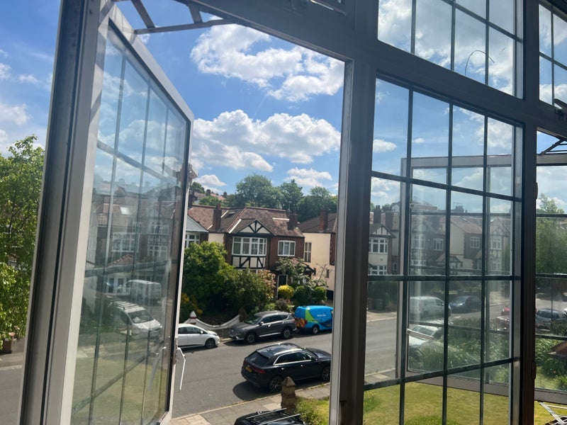 Room Grove Avenue in Greater London