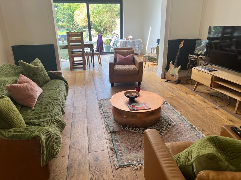 Room Grove Avenue in Greater London