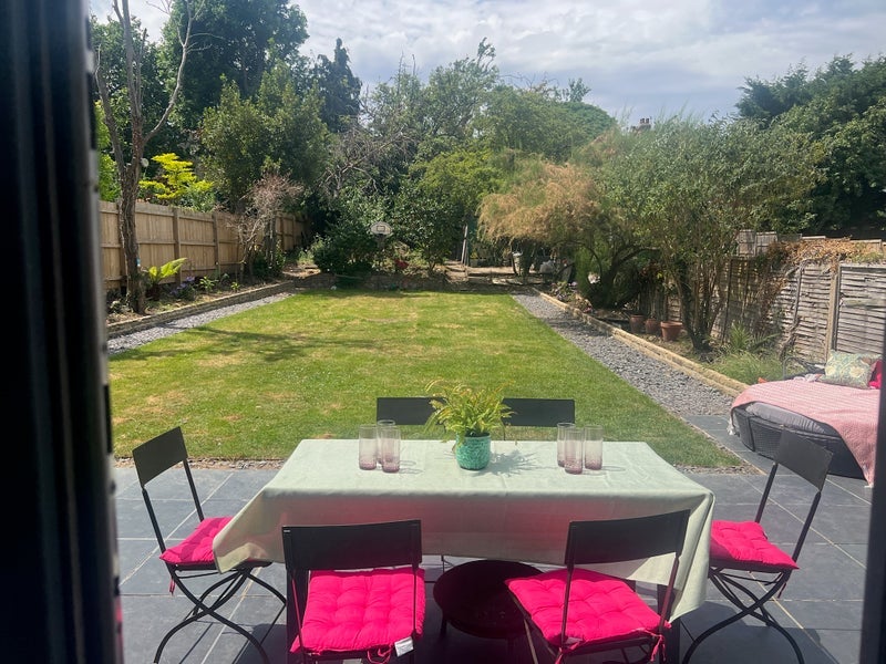 Room Grove Avenue in Greater London