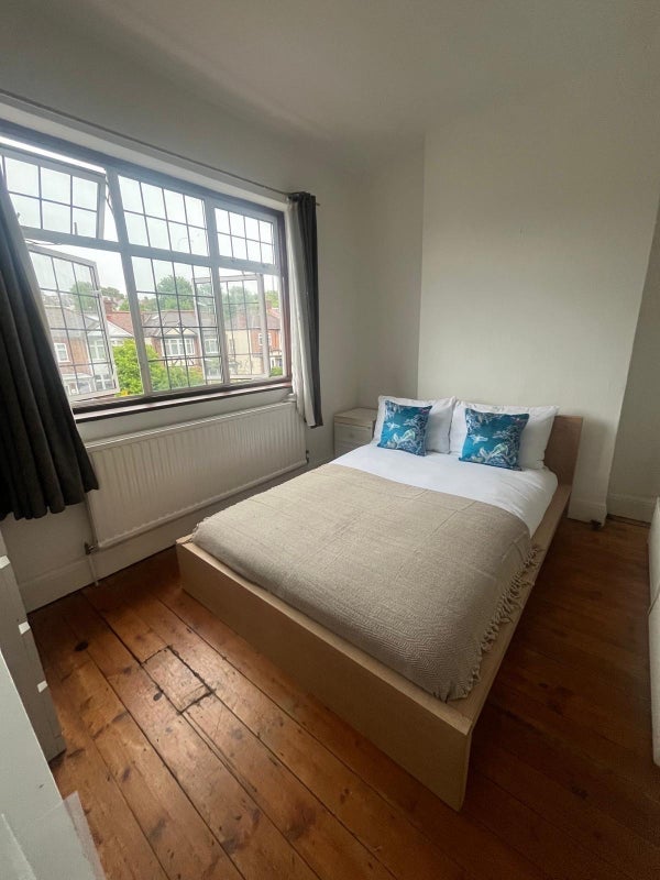 Room Grove Avenue in Greater London