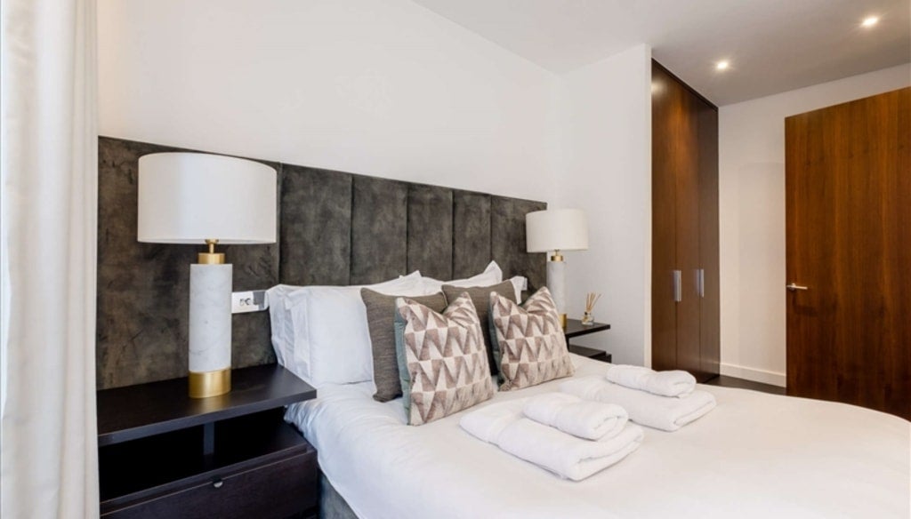 Flat Ponton Road in Greater London