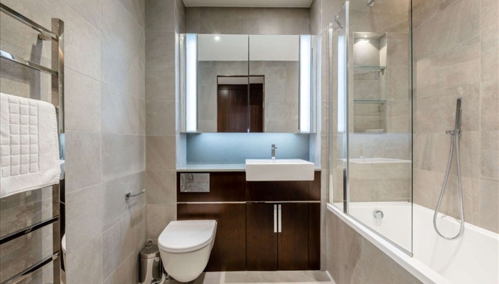 Flat Ponton Road in Greater London