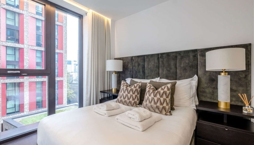 Flat Ponton Road in Greater London