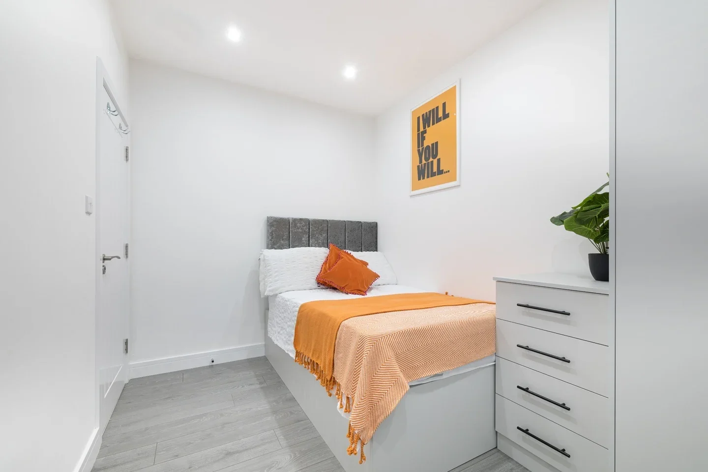 Room Burgoyne Road in Sunbury-on-Thames