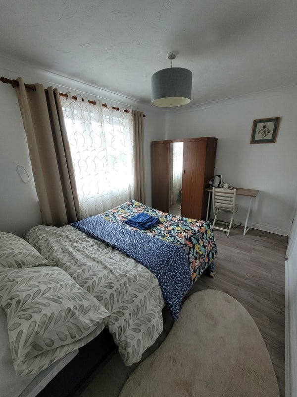 Room Ridge Close in Greater London