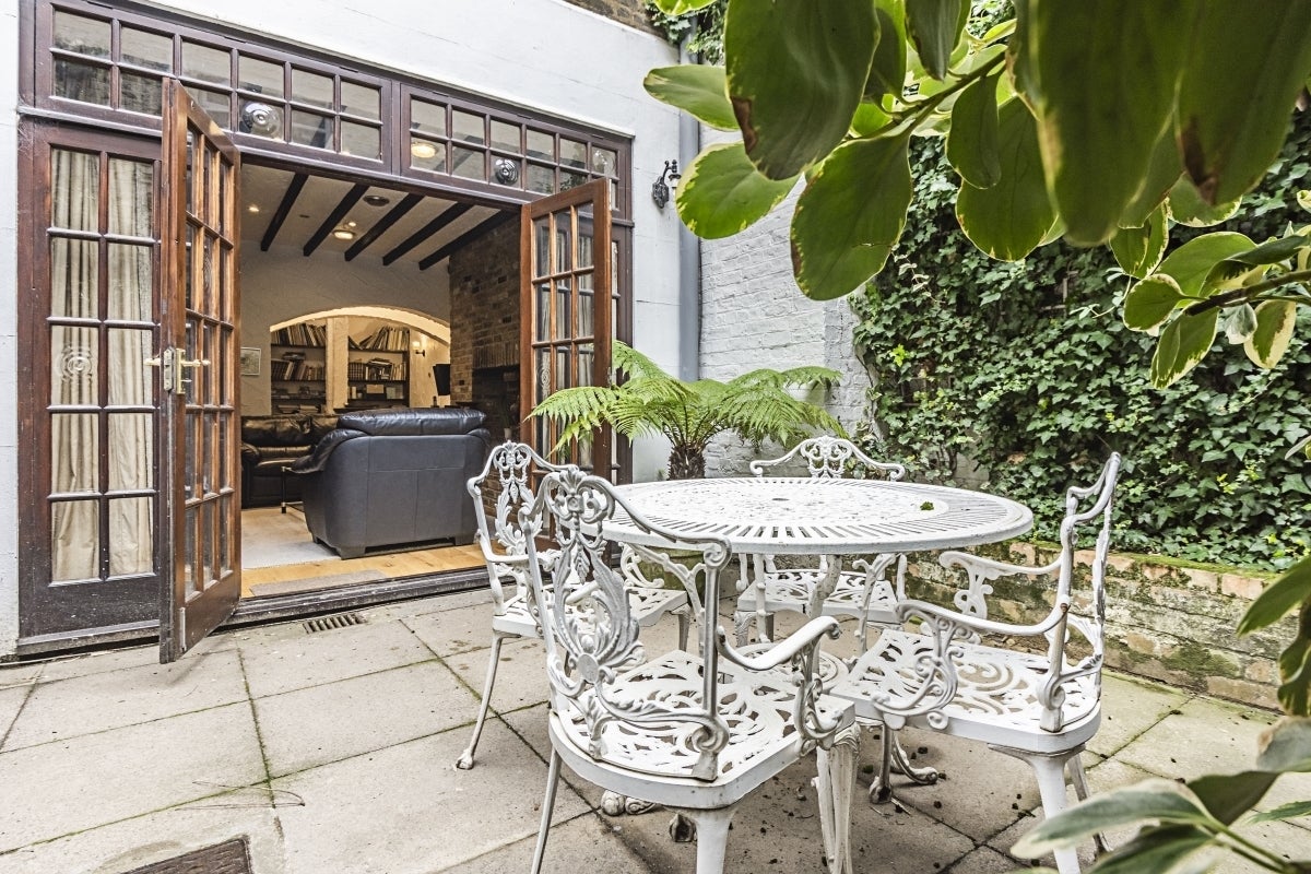 Flat Queen's Gate Place in Greater London