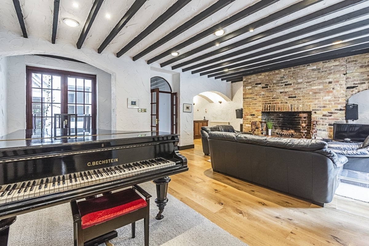 Flat Queen's Gate Place in Greater London