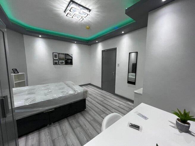 Room Denison Road in Manchester