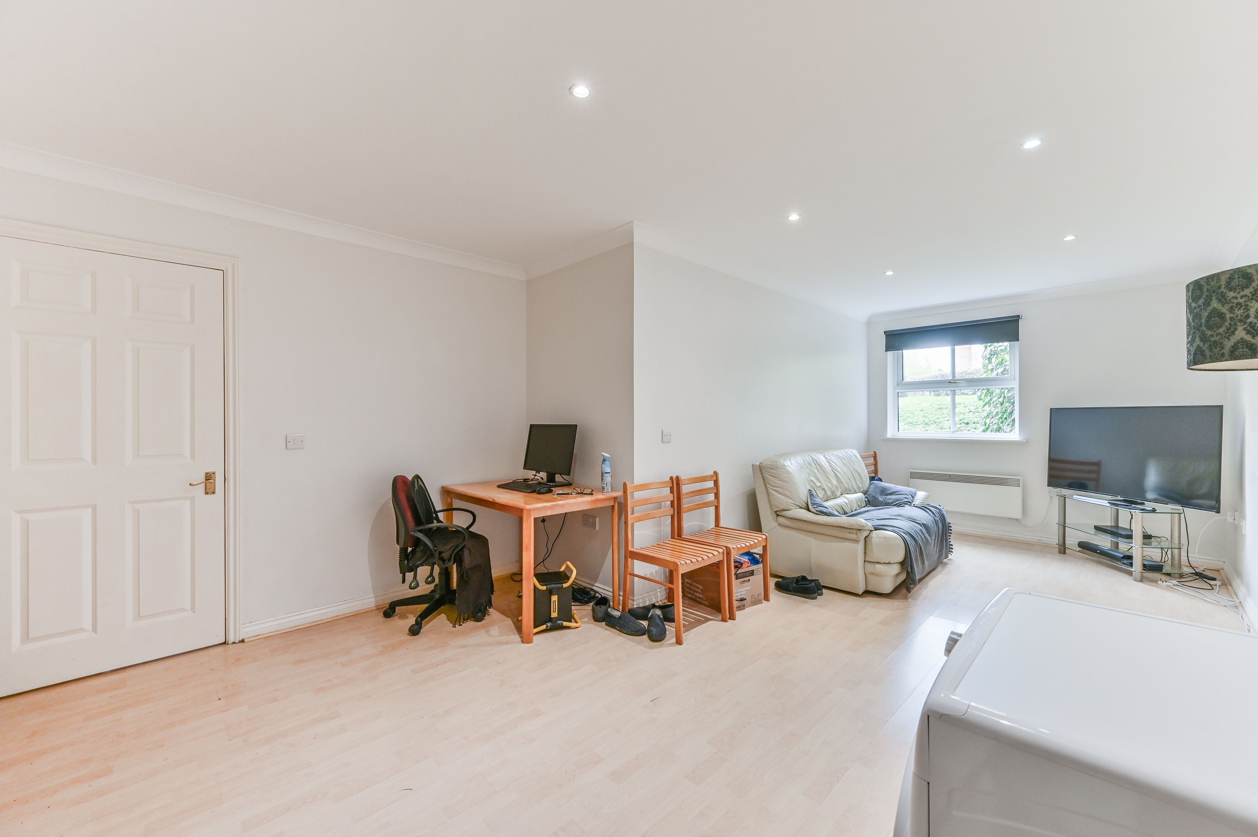 Flat Sycamore Close in London