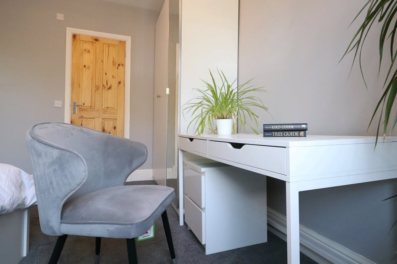Room Vernham Road in Greater London