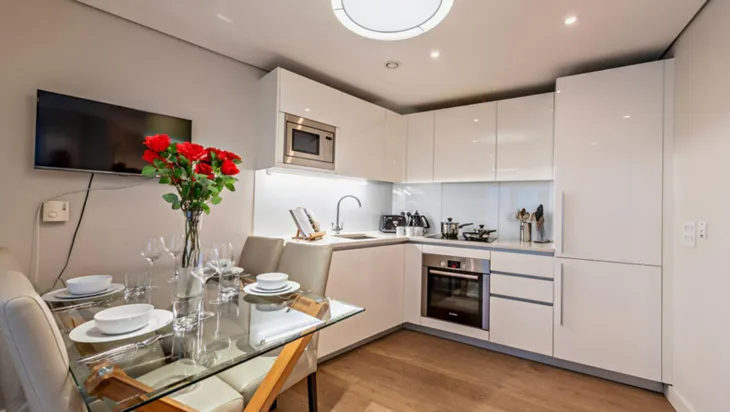 Flat Merchant Street in Greater London
