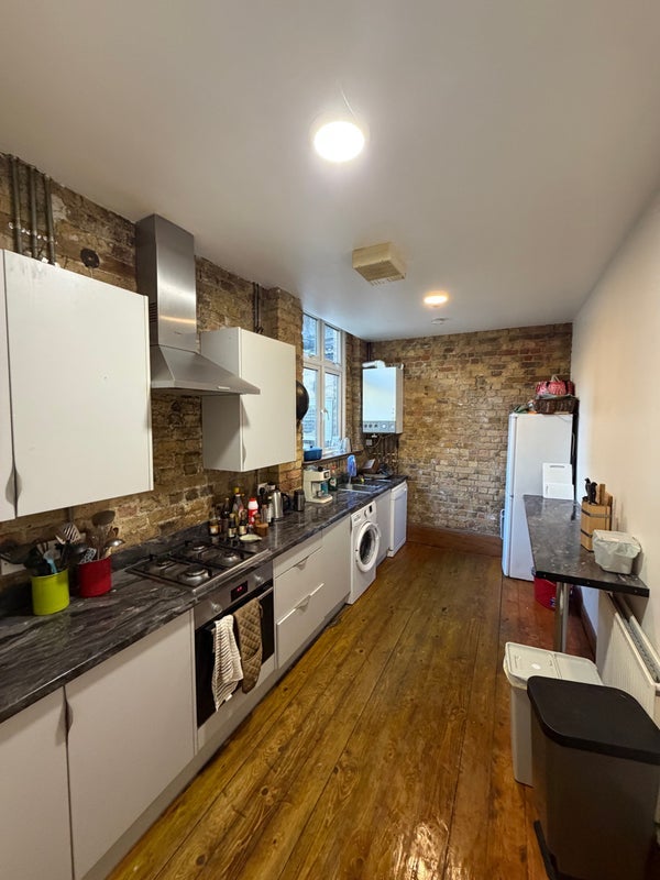 Room Manor Road in Greater London