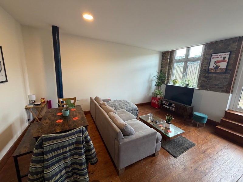 Room Manor Road in Greater London