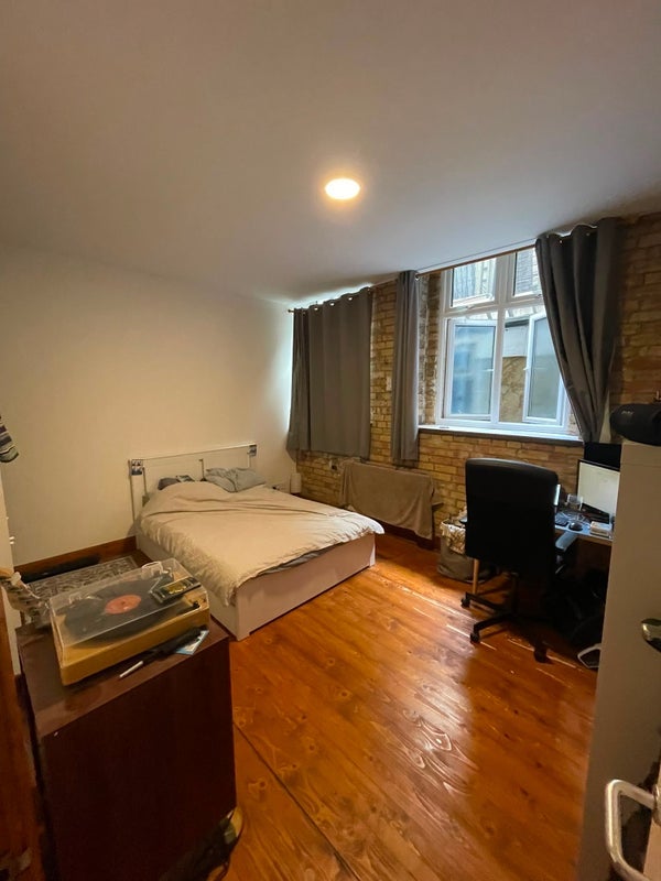 Room Manor Road in Greater London