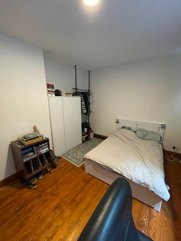 Room Manor Road in Greater London