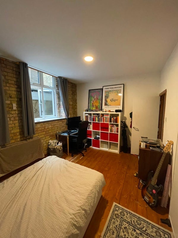 Room Manor Road in Greater London