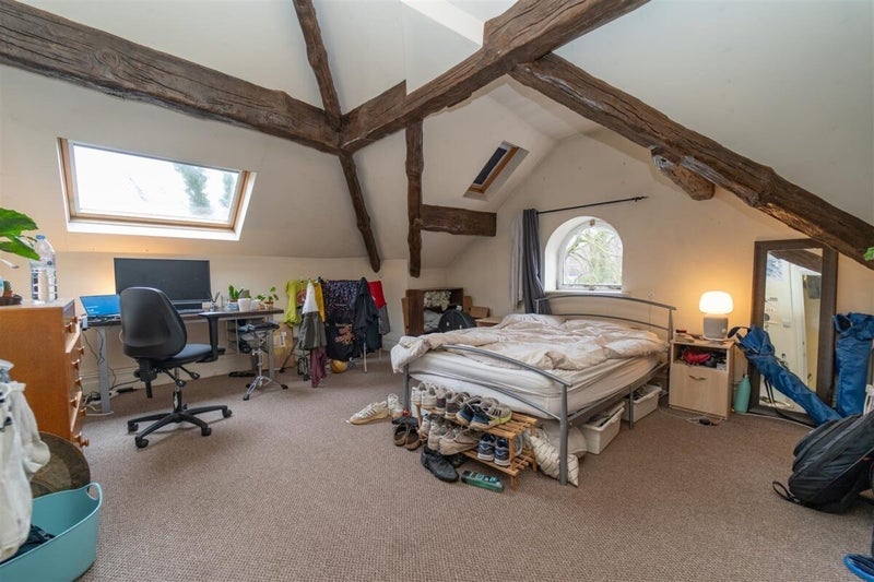 Room Hollyroyde Close in Manchester